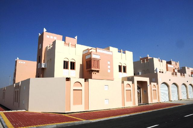 الدفاع سل مت مفاتيح 744 بيتا في وادي السيل لضباطها وأفرادها محليات صحيفة الوسط البحرينية مملكة البحرين