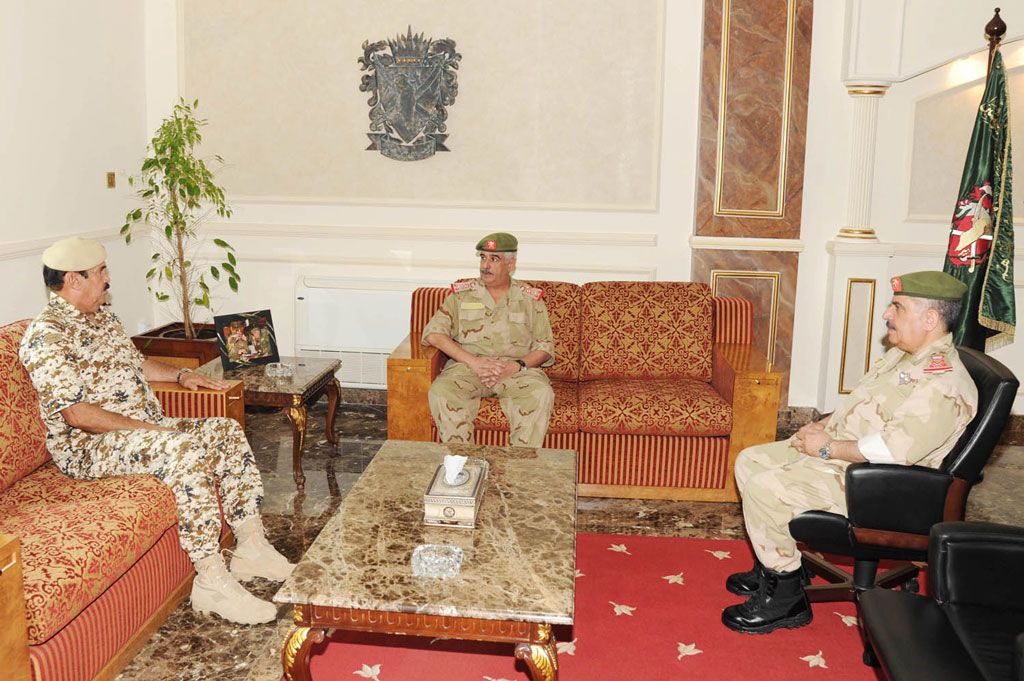 رئيس الحرس الوطني يبحث التنسيق العسكري مع قوة دفاع البحرين   الوسط اون لاين 