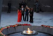 كيم كردشيان تضع الزهور على نصب تذكاري في أرمينيا