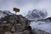 رحلات تسلق جبل ايفرست في طي النسيان بعد كارثة نيبال