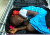 اسبانيا تمنح اقامة لطفل من ساحل العاج تسلل اليها في حقيبة