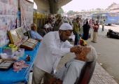 شاهد الصور... أطباء أسنان يقدمون خدماتهم في الشوارع للفقراء في الهند