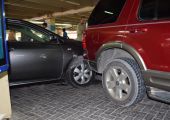 شاهد الصور... إصابة بحرينية بتصادم 3 مركبات بمواقف مجمع البحرين التجاري