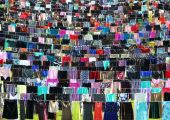 شاهد الصور... عرض 5000 فستان داخل مدرج رياضي في كوسوفو تنديداً بالعنف الجنسي خلال الحرب