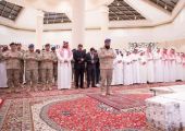 الأمير محمد بن سلمان يتقدم مستقبلي جثمان الفريق محمد الشعلان