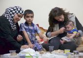 سفيرة برنامج الغذاء العالمي الفنانة هند صبري تفطر مع عائلة سورية بالأردن