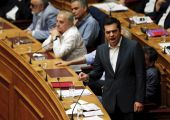 البرلمان اليوناني يوافق على إجراءات تقشف استجابة لطلب شركاء أوروبيين