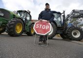 مزارعون في فرنسا يغلقون الحدود مع ألمانيا احتجاجاً على انخفاض أسعار الغذاء