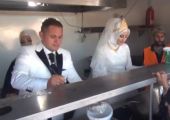 عروسان تركيان يتركان زفافهما ويطعمان لاجئين سوريين
