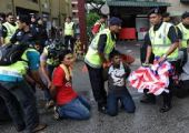 الشرطة الماليزية تعتقل 17 ناشطا اعتصموا خارج البرلمان للمطالبة باستقالة رئيس الوزراء
