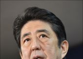 رئيس الوزراء الياباني شينزو آبي يفوز بولاية ثانية من دون منافس