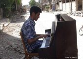 عازف سوري يلتحق بقافلة المهاجرين بعد حرق 