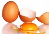 لهذه الأسباب ينصح الخبراء بتناول البيض النيئ
