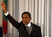 مسئول: رئيس المالديف لم يصب بأذى في انفجار في زورقه قرب ميناء مالي