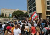 لبنانيون يقفلون مدخل وزارة الطاقة احتجاجاً على فساد قطاع الكهرباء