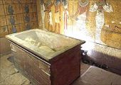 وزير مصري يرجح وجود غرفة دفن نفرتيتي خلف جدران بمقبرة توت عنخ آمون