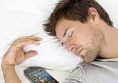 مخاطر ترك الهاتف الجوال بجوارك أثناء النوم