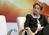 رئيسة البرازيل تخسر معركة قانونية وتواجه تهديداً بالعزل