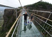 بالصور... جسر زجاجي في الصين يثير الذعر في قلوب زواره