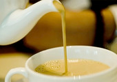 علماء: الشاي بالحليب يضر بالصحة