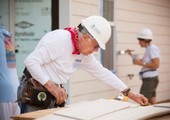الرئيس الأميركي الأسبق كارتر عامل بناء في مشروع سكني