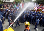 الفلبين: الشرطة تستخدم مدافع المياه لتفريق محتجين اثناء قمة ابيك