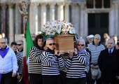 شاهد الصور... البندقية تشهد جنازة عامة لإيطالية قتلت في هجمات باريس