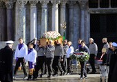 البندقية تشهد جنازة عامة لإيطالية قتلت في هجمات باريس