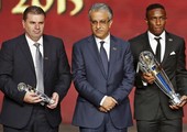 احمد خليل ينال جائزة الترضية لكرة القدم الإماراتية في 2015