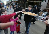 شاهد الصور... أحد المضائف يقدم الأطعمة للزوار بالقرب من مقام السيدة زينب في العاصمة السورية دمشق