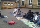 في بريطانيا... مدرسة تجبر تلاميذ مسلمين على الصلاة تحت الأمطار والثلوج