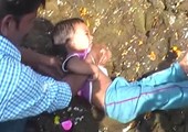 بالفيديو: قرويون هنود يغمسون أطفالهم في روث البقر