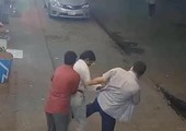 بالفيديو... يرصد احتيال شخصين على أحد المارة بالدمام وسرقته