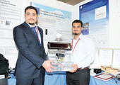 طالبان بجامعة البحرين يصممان جهازاً يُحسّن أداء الخلايا الشمسية