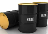 النفط يقترب من أقل سعر في 7 سنوات مع استمرار مخاوف تخمة المعروض