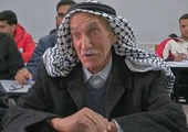 بعد أن قارب عمره الثمانين..فلسطيني يعود إلى الدراسة