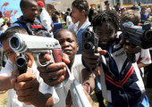 الكاميرون تحظر بنادق الأطفال في مسعى للحد من العنف