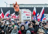 عشرات الآلاف يحتجون على سيطرة الحكومة البولندية على الإعلام