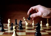 بريطاني يهزم 20 امرأة في مباريات للشطرنج في وقت واحد