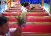 بالصور:تايلنديون يستلقون داخل توابيت الموتى ايذانا ببدء حياة سعيدة