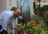 مواطن يزين واجهة منزله بإسكان جدحفص بأكثر من ٤٥ نوعاً من الورود والنباتات 