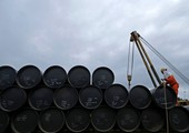 النفط يهبط متضررا من مشاكل الصين الاقتصادية وتخمة الامدادات