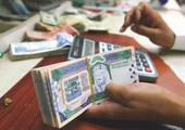 تخفيض قيمة العملة السعودية يحمل آثار سلبية