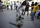 محتجون يرجمون عسكرياً سابقاً حتى الموت مع تفاقم الأزمة السياسية في هايتي