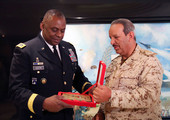 القائد العام لقوة الدفاع يقيم مأدبة غداء لقائد القيادة المركزية الأميركية