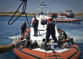 خفر السواحل الإيطالي ينقذ مهاجرين قبالة جزيرة يونانية
