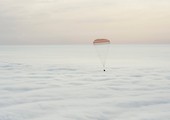 بالصور... كبسولة فضاء روسية تحمل أعضاء طاقم المحطة الفضائية تهبط في كازاخستان