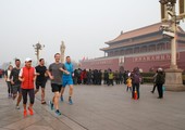 مارك زاكربرغ ينشر صورة له وهو يركض في بكين وسط تلوث شديد 