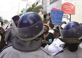 زيمبابويات يتظاهرن أمام السفارة الكويتية: أعيدوا نساءنا من الكويت