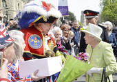بالصور... آلاف البريطانيين يحتشدون لتهنئة الملكة بعيد ميلادها الـ90